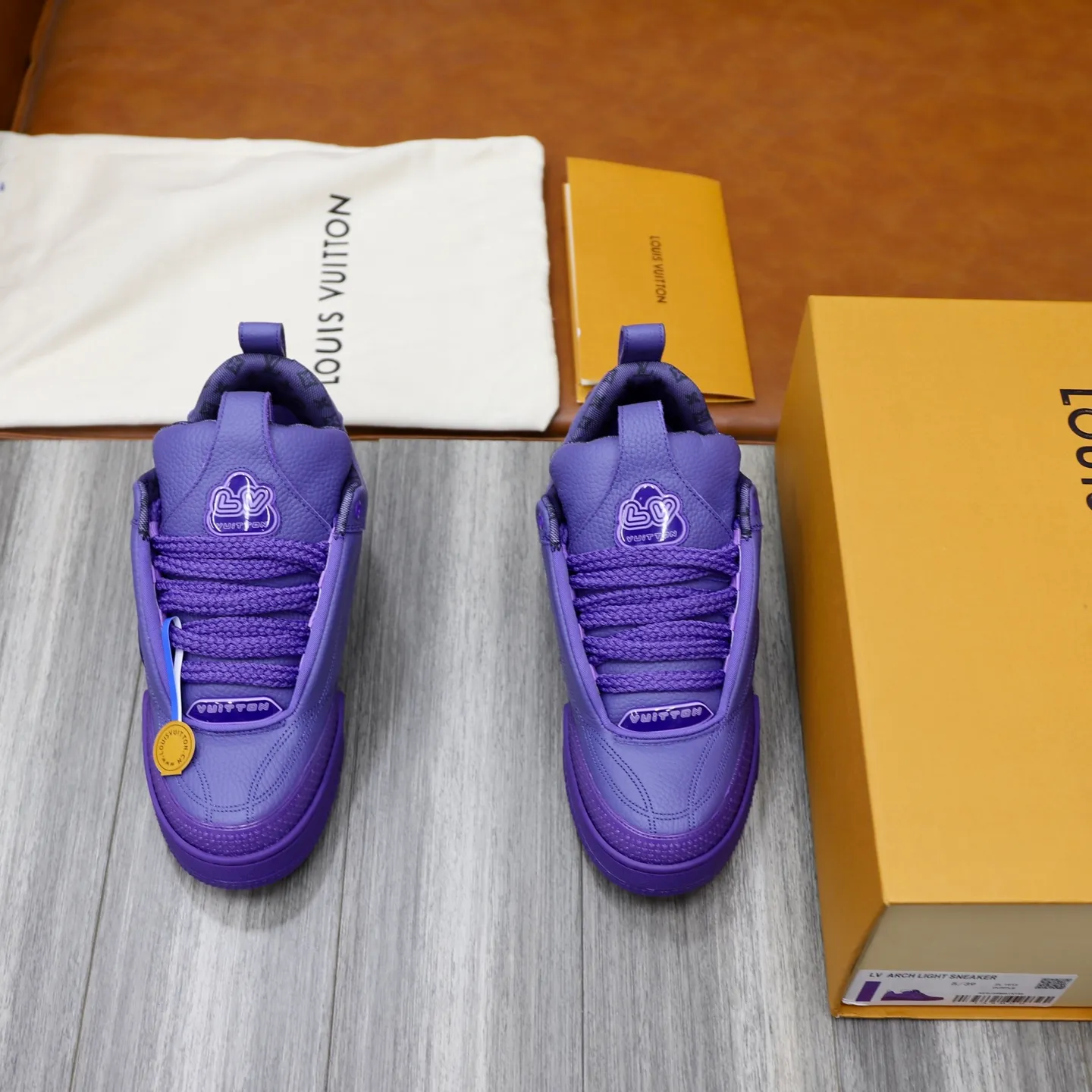Men's shoes 💰: 860💰 LV Louis Vuitton TRAINER new sneakers are shipped. Louis Vuitton men's artistic director Virgil Abloh took inspiration to create this LV Trainer sneaker. Yingze crystal inlays present a colorful effect, with two gorgeous effect colors to choose from. The LV diamond letter logo badge on the tongue is gorgeous and noble. The LV letters are decorated on the side. The outsole is decorated with a Monogram flower pattern. It shows the trend of elegance and nobility! Men's model: 39-44 (38, 45, 46 customized)